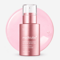 سيروم Medicube PDRN Pink Collagen Exosome 7500 حجم 30 مل زجاجة بمضخة بلون الذهب الوردي أمام عينة سيروم وردية