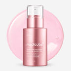 سيروم Medicube PDRN Pink Collagen Exosome 7500 حجم 30 مل زجاجة بمضخة بلون الذهب الوردي أمام عينة سيروم وردية